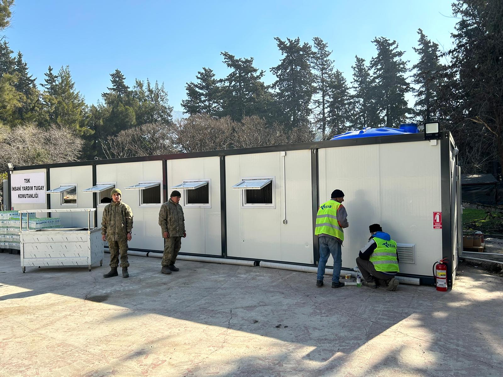 Depremde zarar gören bölgede Tsk İnsani Yardım Tugay Komutanlığı 10.000 kişilik mobil mutfak kurulumu başarıyla tamamlandı.